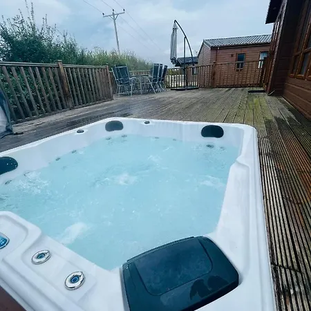 Hedgerow With Hot Tub