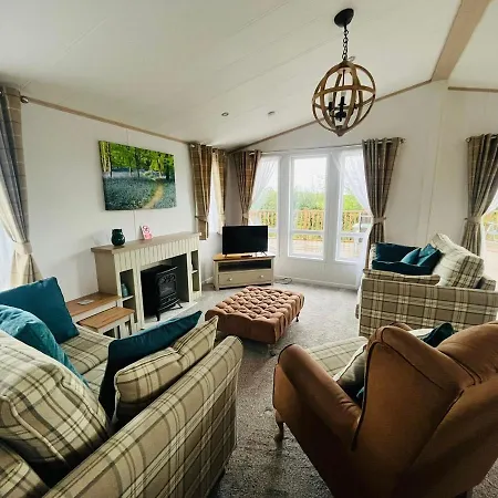 Holiday home Hedgerow With Hot Tub