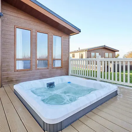 Alpehytte Hedgerow With Hot Tub Malton