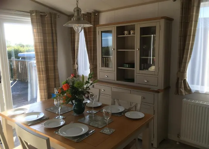 Hedgerow With Hot Tub 马尔顿