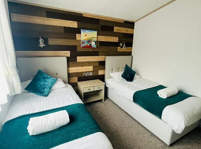 Hedgerow With Hot Tub 度假居