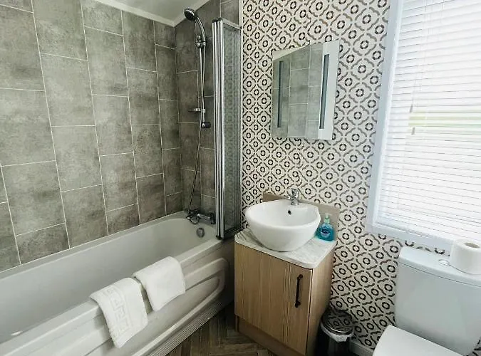 Hedgerow With Hot Tub * 马尔顿