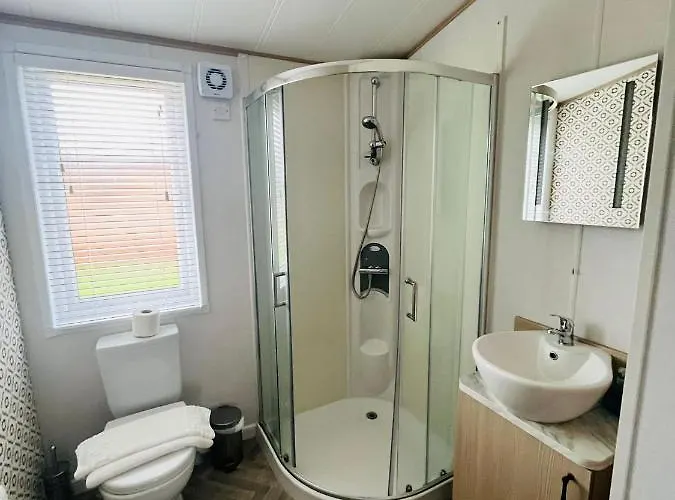 Hedgerow With Hot Tub 马尔顿