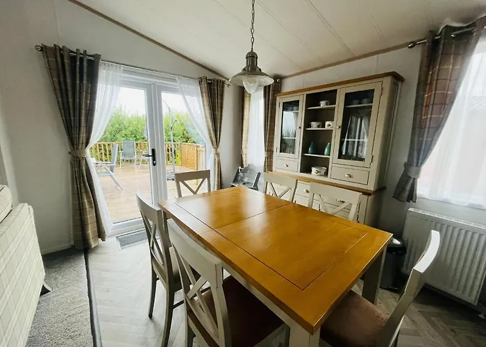 Hedgerow With Hot Tub 度假居