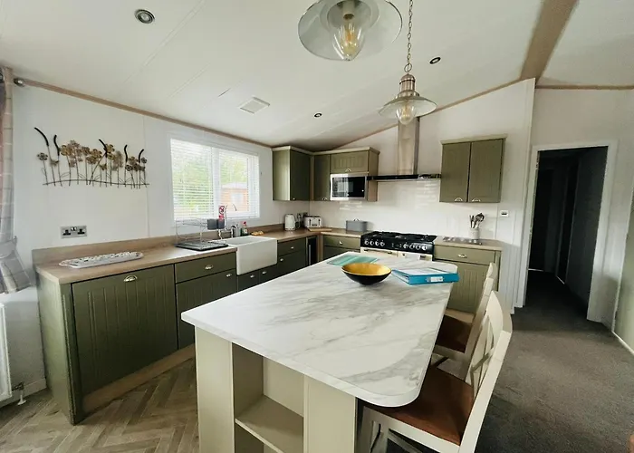 Hedgerow With Hot Tub * 马尔顿